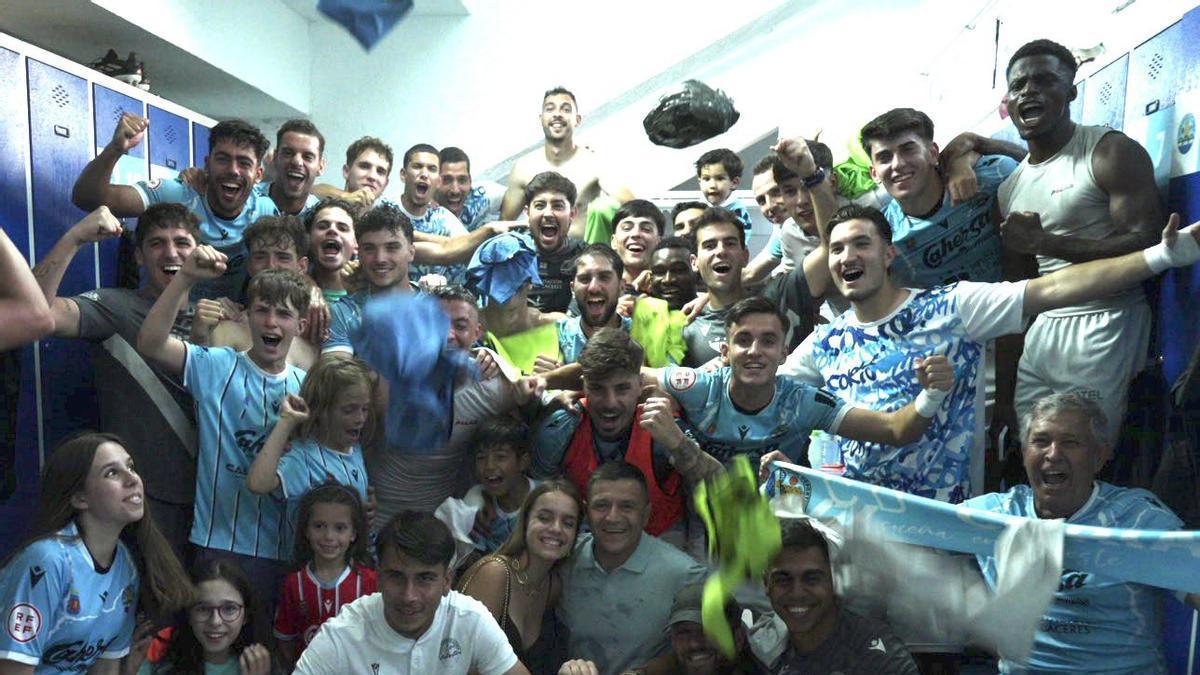 Celebración del Coria en el vestuario.