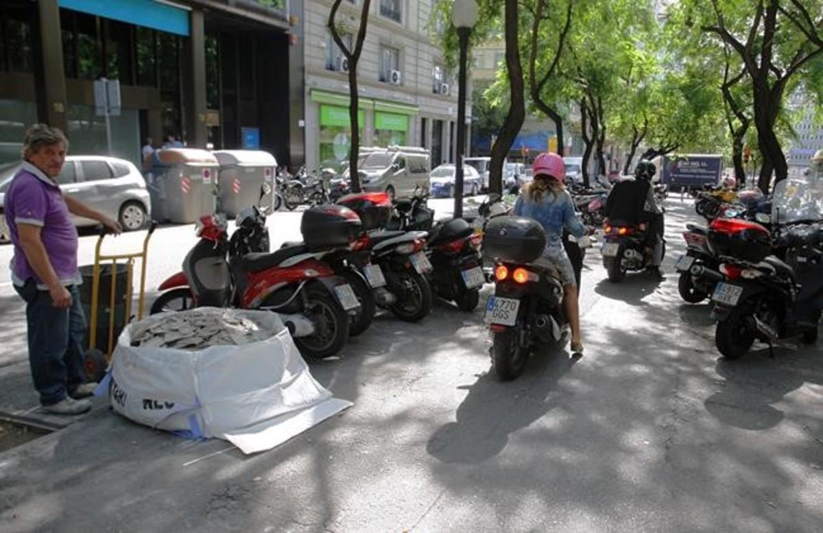 Motos en las aceras de Barcelona.