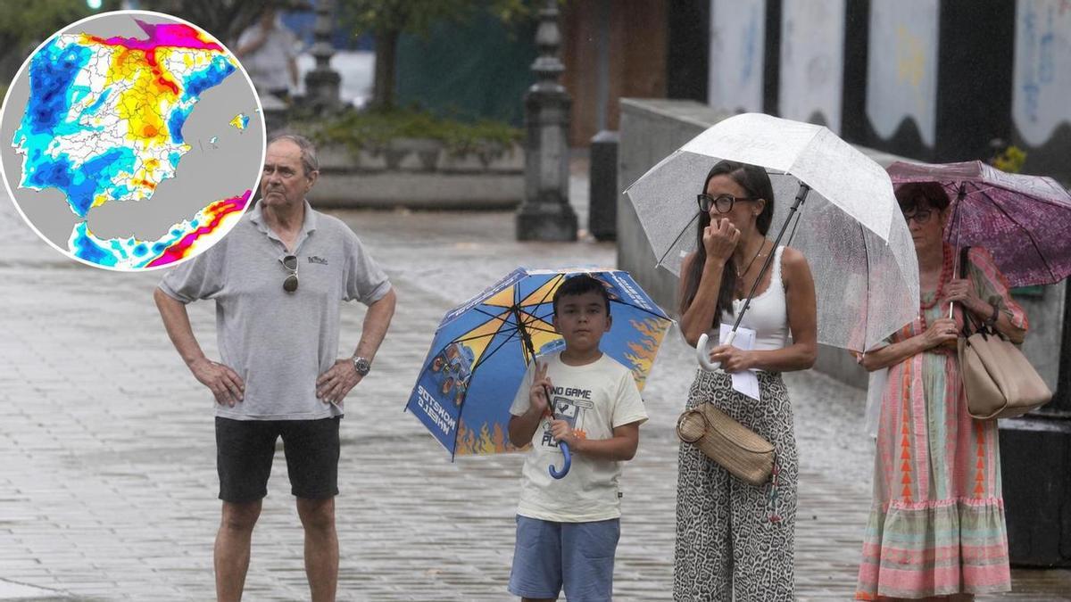 En la imagen grande, varias personas caminan bajo la lluvia en Córdoba, hace unos días. En el círculo, cambio de las temperaturas en España hoy miércoles, 26 de agosto.