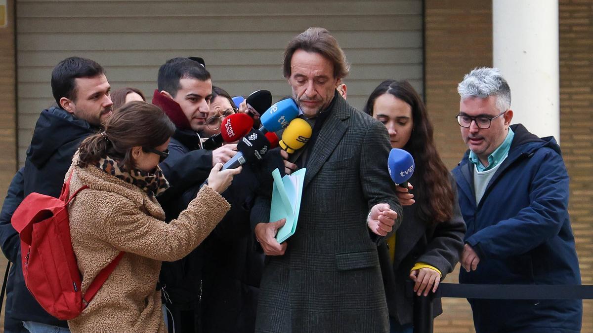 El exjefe de gabinete de Carlos Mazón, José Manuel Cuenca, y a la derecha de la imagen, el asesor jurídico del PP en las Corts, José Morgan.