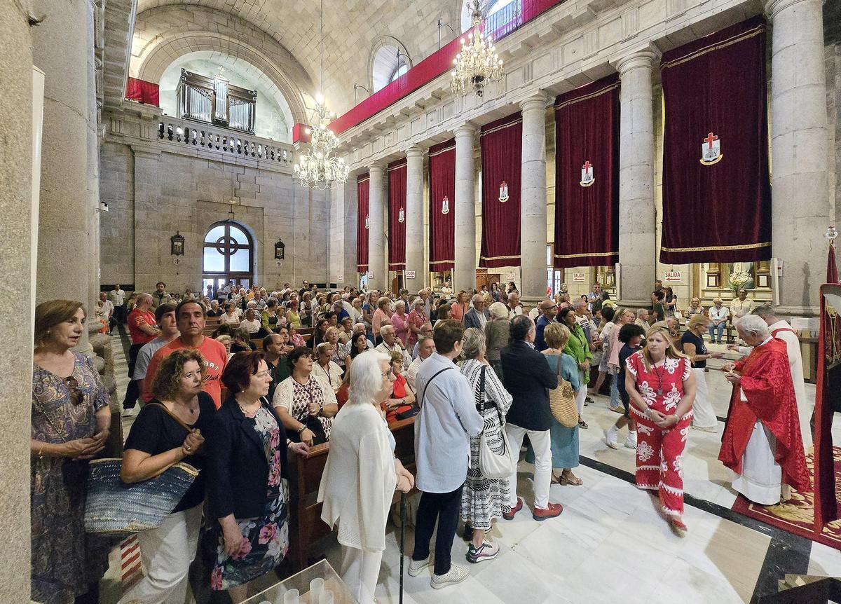 Feligreses y devotos del Cristo de la Victoria durante la primera Novena en la basílica de Santa María