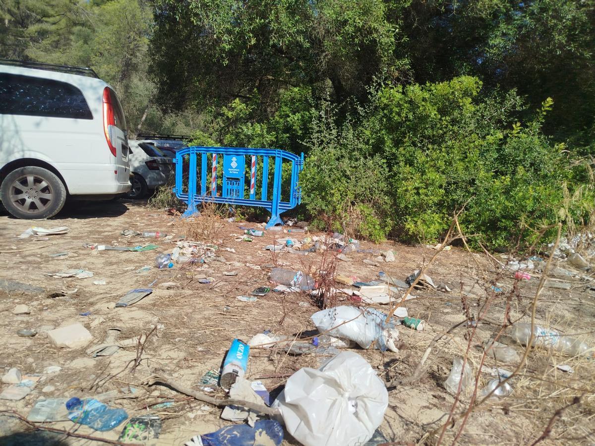 Denuncian suciedad y robos en un aparcamiento público junto a la playa de Cala Major