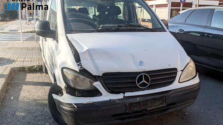 Un conductor ebrio se estrella en Palma con su furgoneta contra un pilón y un coche aparcado