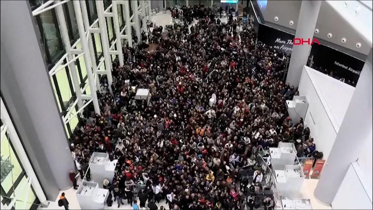Miles de voluntarios abarrotan el aeropuerto de Estambul.