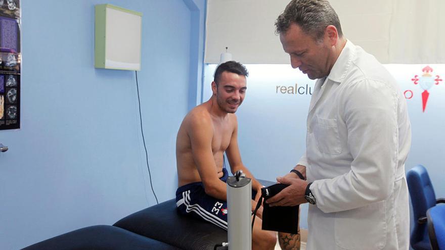 Juan José García Cota realiza pruebas a Iago Aspas durante una pasada revisión médica.