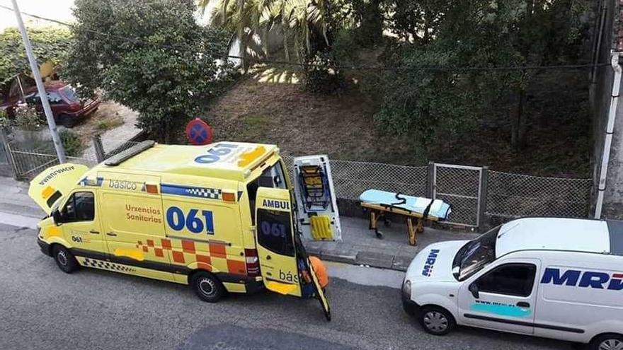 Una ambulancia junto a su sede en A Estrada.