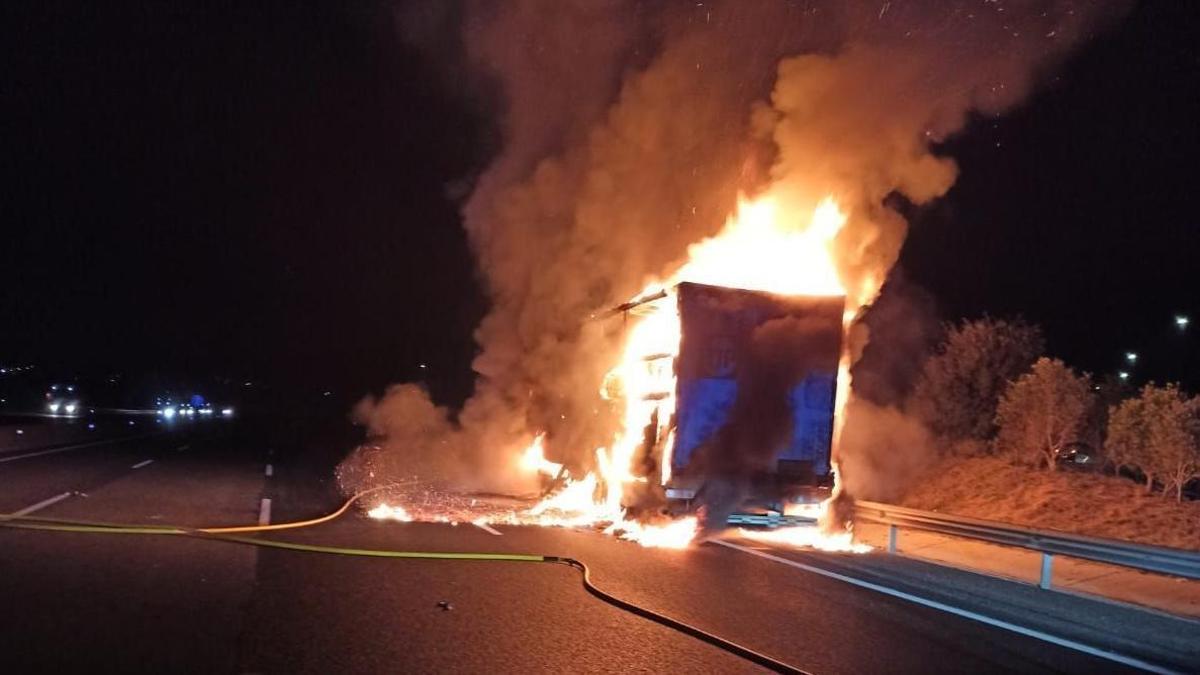 El camió cremant ahir a la nit a l&#039;AP-7 a Sant Gregori