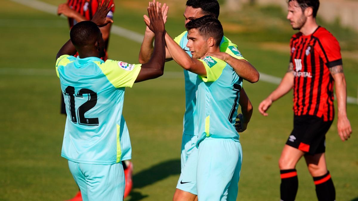 Los jugadores del Granada celebran el primer gol de la tarde