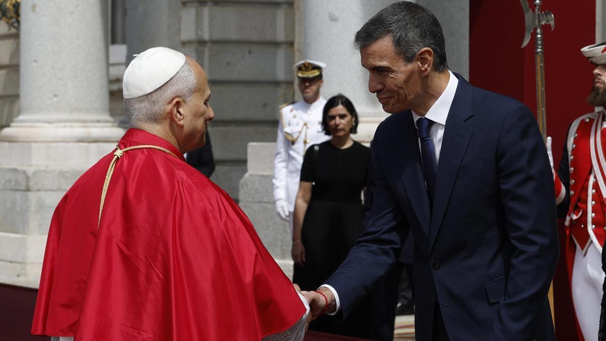 El papa León XIV saludo al presidente del Gobierno, Pedro Sánchez