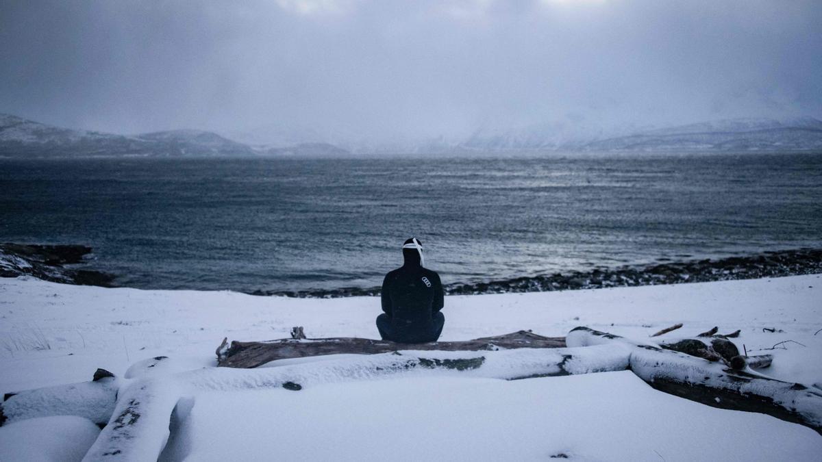 El cinco veces campeón mundial de apnea, el francés Arthur Guerin-Boeri, se prepara para bucear y localizar las orcas en la isla Spildra, al norte del Círculo Polar Ártico.