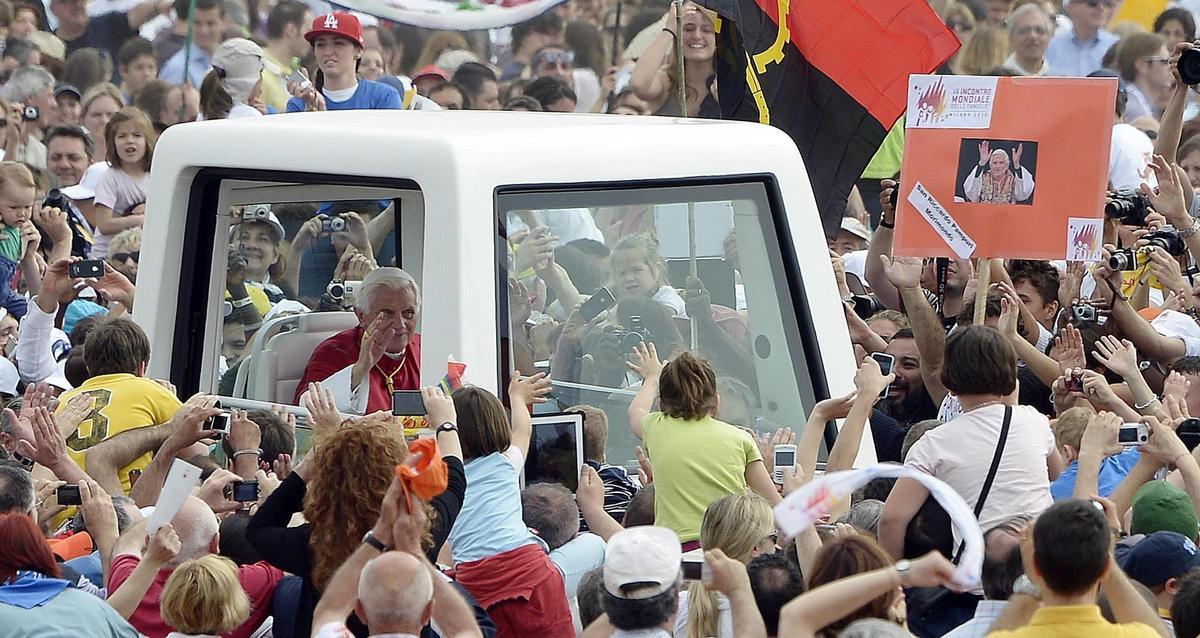 Una imagen de Benedicto en el "Papamóvil".