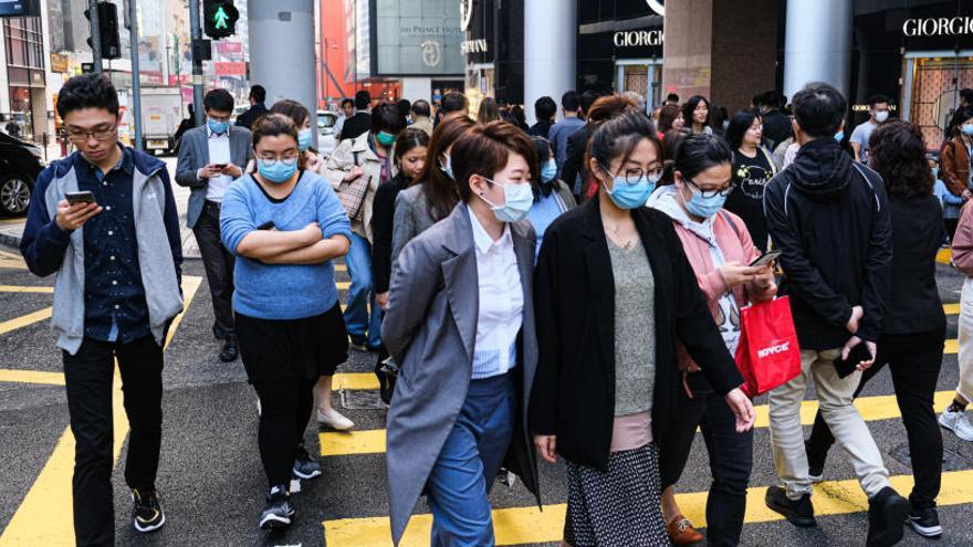Els locals de Hong Hong duent mascaretes per a prevenir el virus