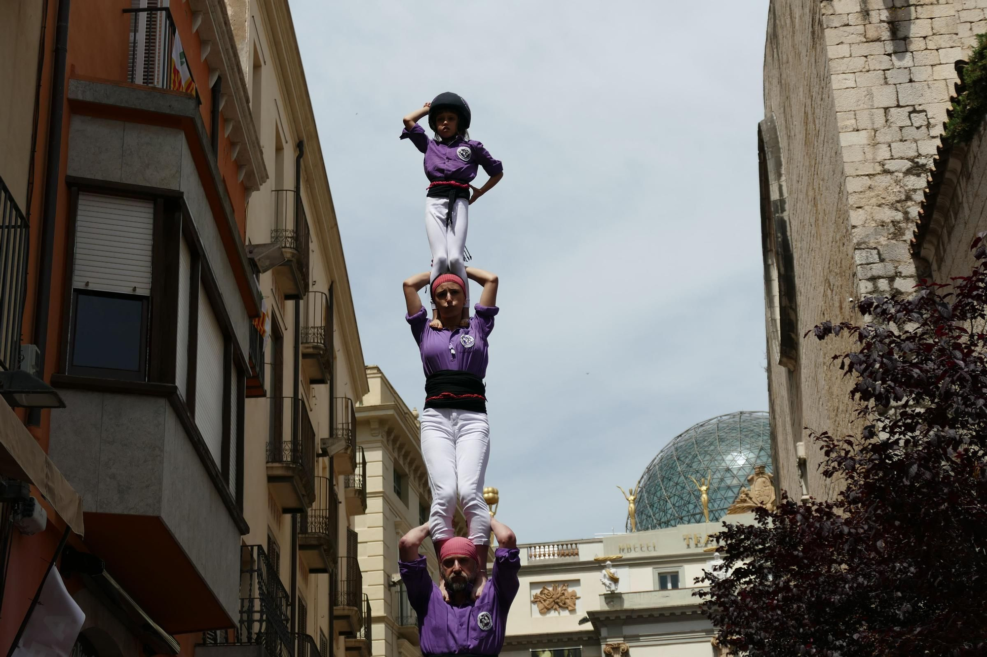 El tradicional pilar caminant de la Colla Castellera de Figueres congrega centenars de persones