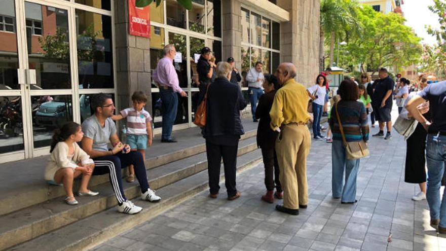 Electores en la casa sindical de la capital tinerfeña, provincia que, por primera vez desde 1977, votó más que la de Las Palmas.