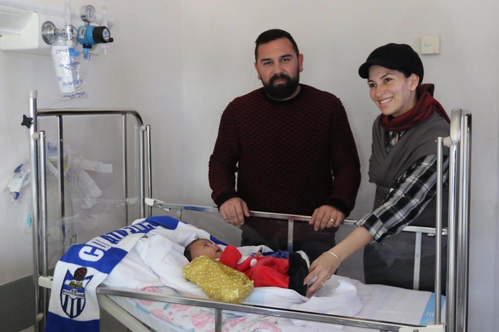 El Atlético Baleares visita la planta infantil del Hospital Son Llàtzer
