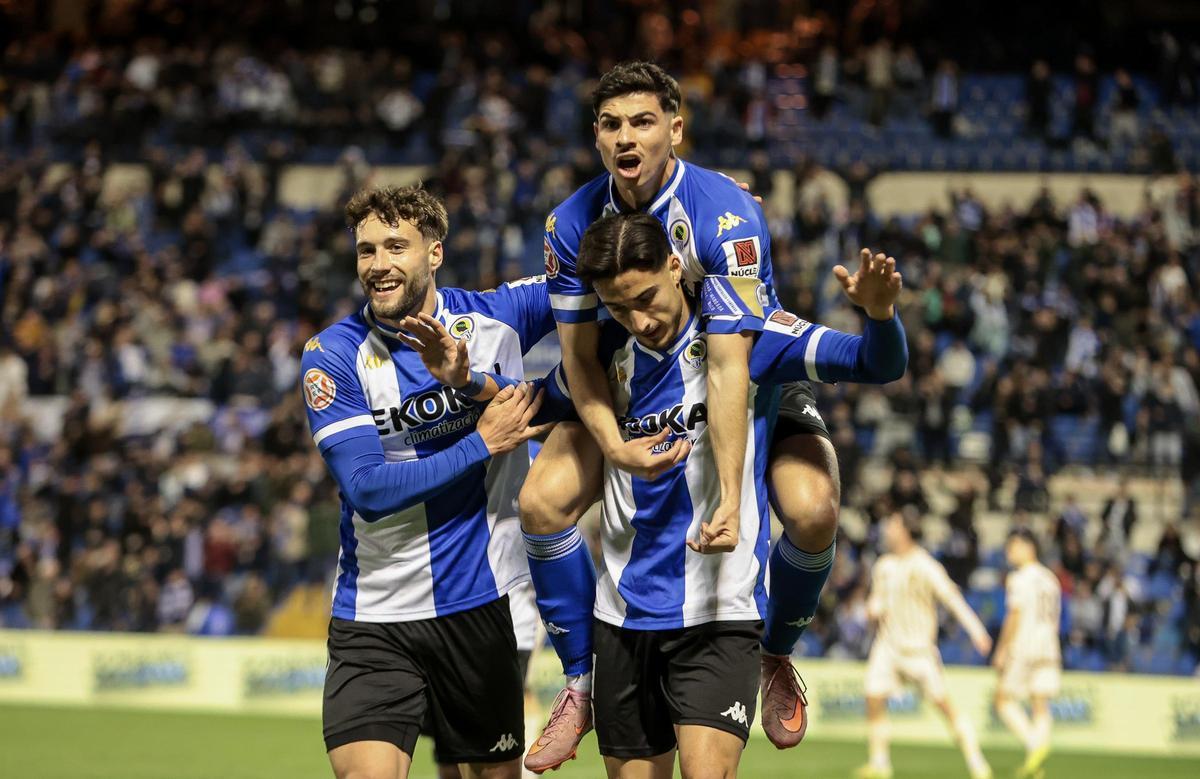 Unai Ropero pide dispculpas tras el 1-0 mientras Nico Espinosa y Samu Vázquez lo celebran.