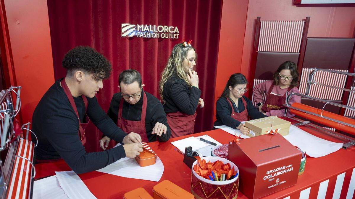 Juan Pablo, Álex, Dámaris, Ana María y Xisca, este viernes en su primer día de trabajo en Mallorca Fashion Outlet.