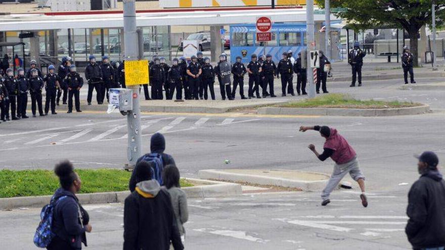 Las protestas contra la brutalidad policial en Baltimore degeneran en anarquía