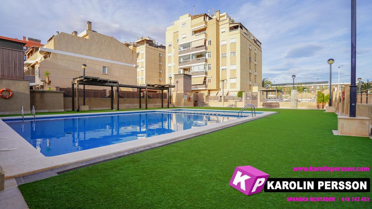 La casa de cuatro plantas junto a la piscina