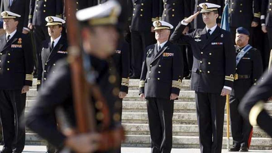 El Príncipe de Asturias saluda a las tropas que le rindieron honores a su llegada a las instalaciones de la Escuela Naval Militar de Marín