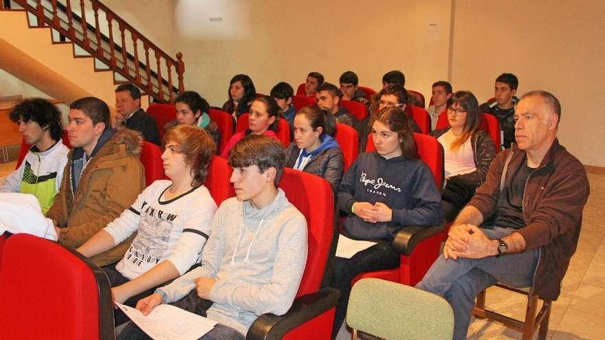 Asistentes a la actividad en la Casa da Mocidade de Moaña.  // Santos Álvarez