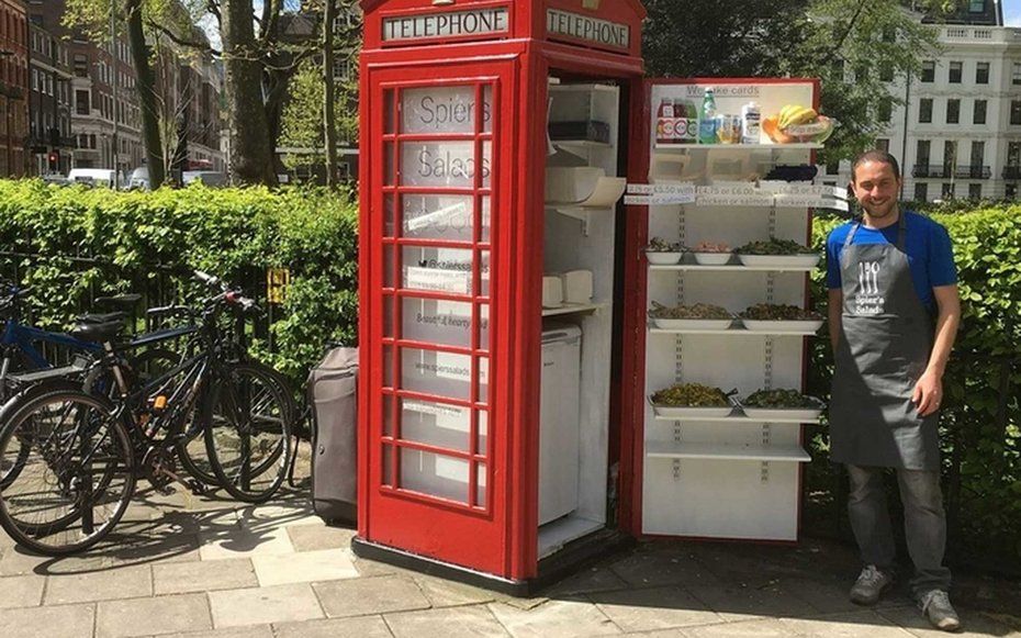 Un puesto de venta de ensaladas y bebidas en una cabina de Londres