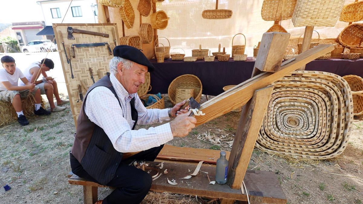 Un carpintero trabajando la madera artesanalmente.