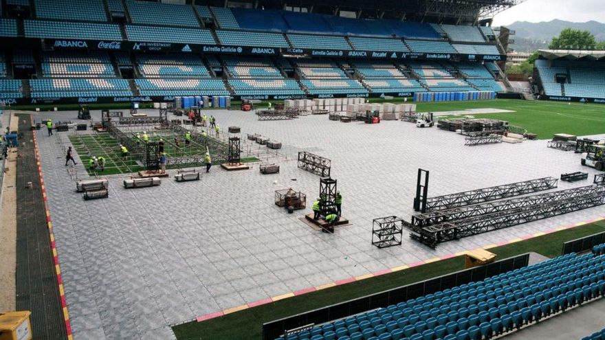 Trabajos de montaje del escenario en el estadio de Balaídos.