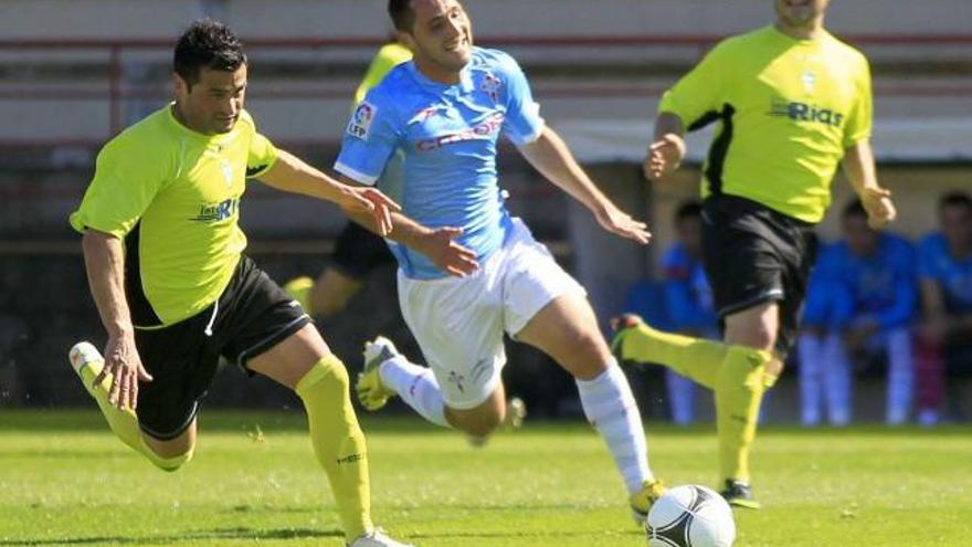 Un jugador del Celta B intenta llegar a un balón ante la presión de un rival, durante un encuentro en Barreiro. // José Lores