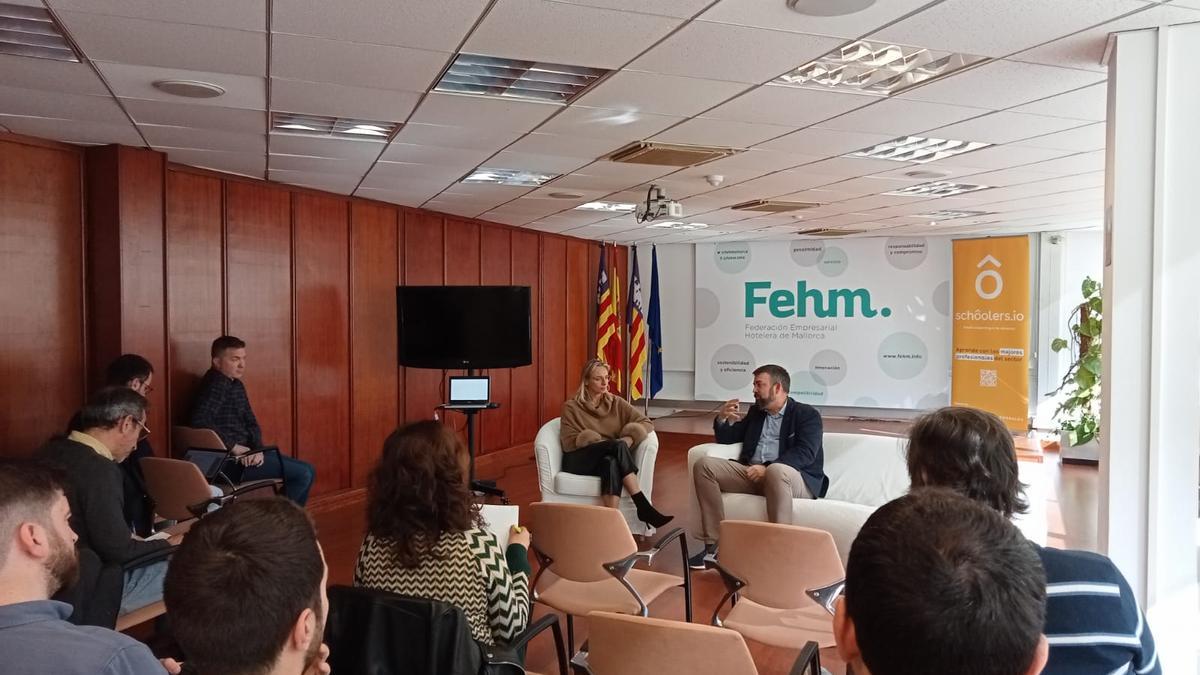 María Frontera, presidenta de la FEHM, y Bernat Cañellas, CEO de Schôolers, en la sede de la patronal hotelera este viernes.