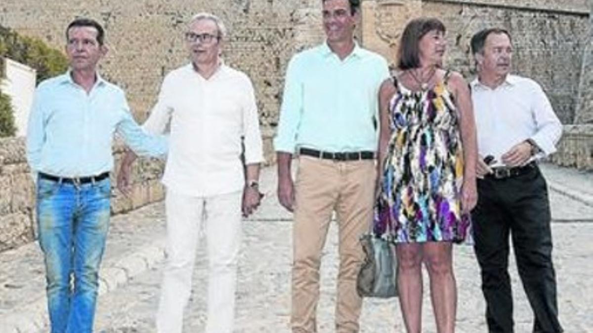 El secretario general del PSOE, Pedro Sánchez (centro), en una visita de trabajo el martes a Eivissa.