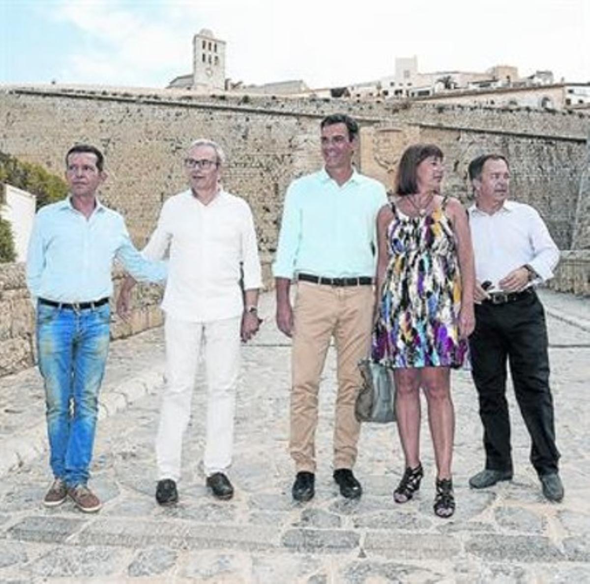 El secretari general del PSOE, Pedro Sánchez (centre), en una visita de treball dimarts a Eivissa.