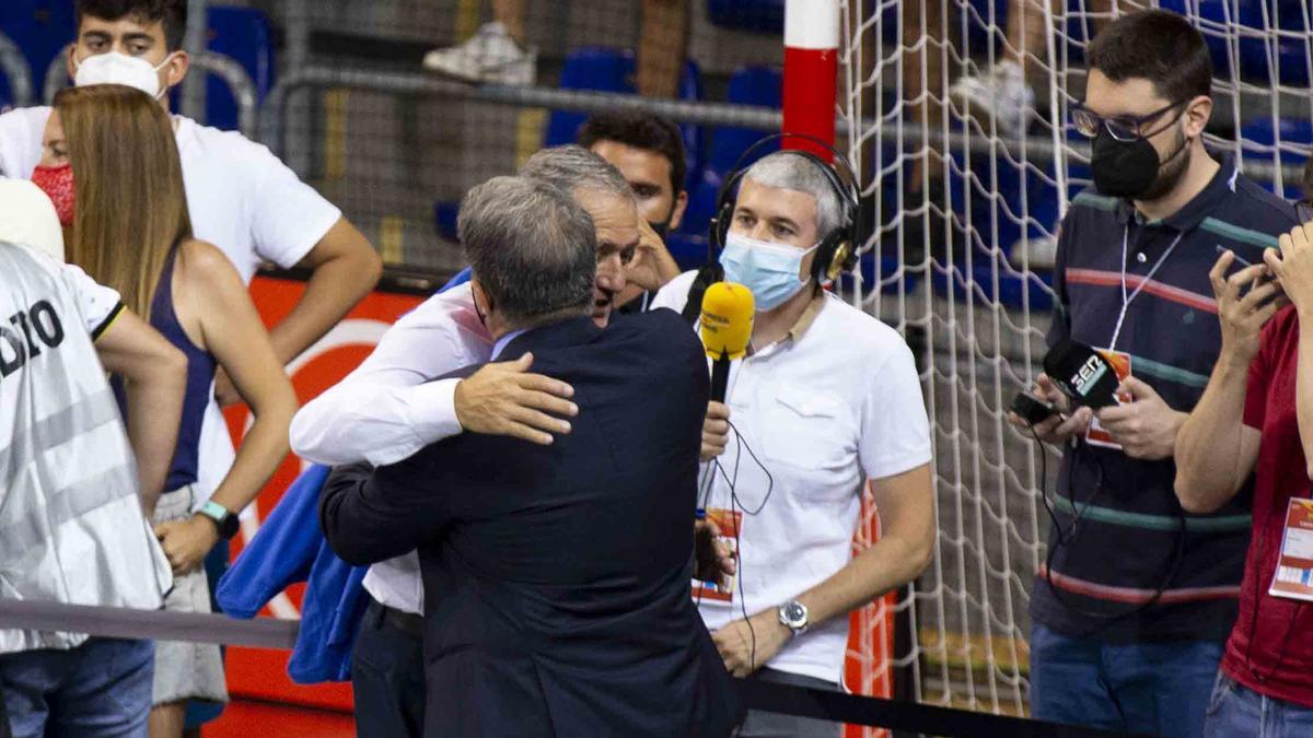 Joan Laporta corrió a abrazar a Plaza