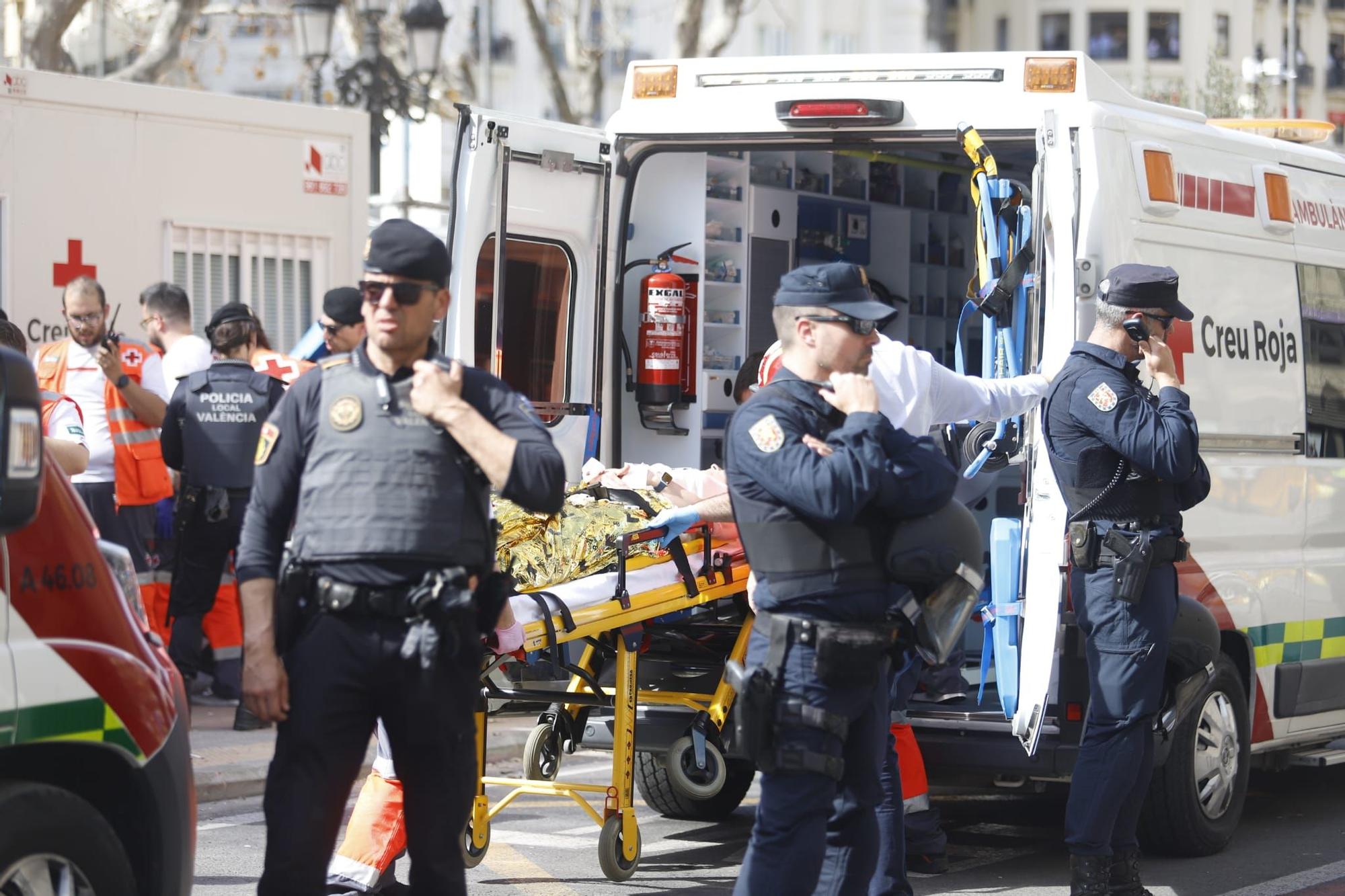 Alrededor de 20 personas resultan heridas en la mascletà al desviarse una carcasa