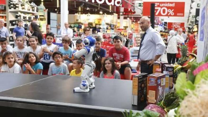 Un pequeño robot enseña a los niños a comer sano