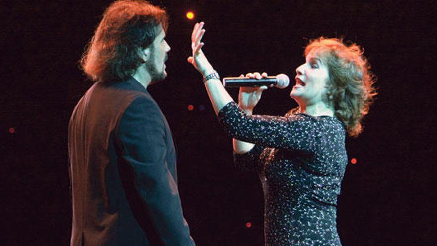Lucía y Joaquín Galán, los componentes del grupo Pimpinela, en una de sus actuaciones.