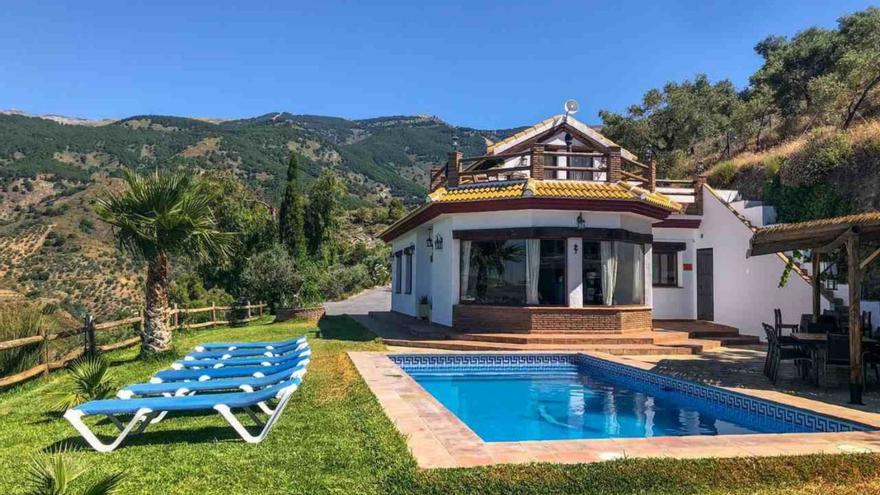 La Axarquía propone llenar las piscinas con agua no potable.