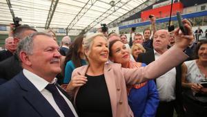 Michelle O’Neill se hace un ’selfie’ con la presidenta del Sinn Féin, Mary Lou McDonald y otros militantes del partido en Magherafelt (Londonderry), a principios de mayo.