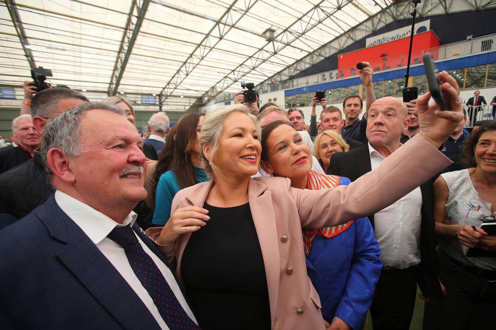 Michelle O'Neill se hace un 'selfie' con la presidenta del Sinn Féin, Mary Lou McDonald y otros militantes del partido en Magherafelt (Londonderry), a principios de mayo.