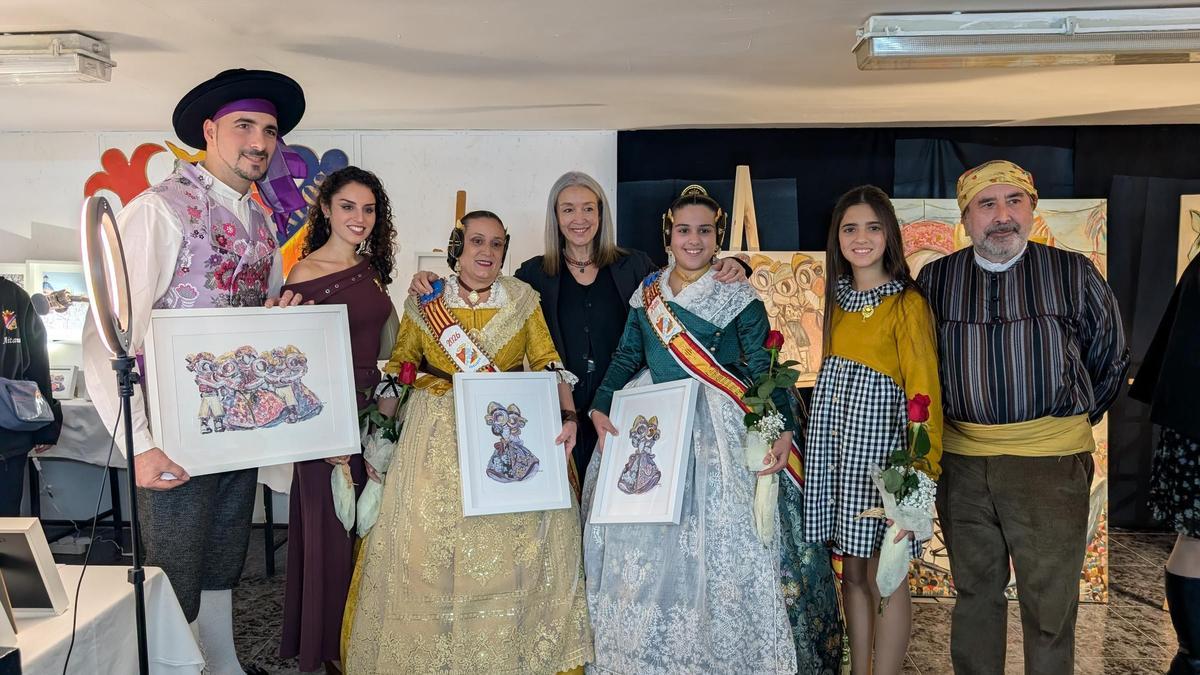 La artista junto a las falleras mayores .