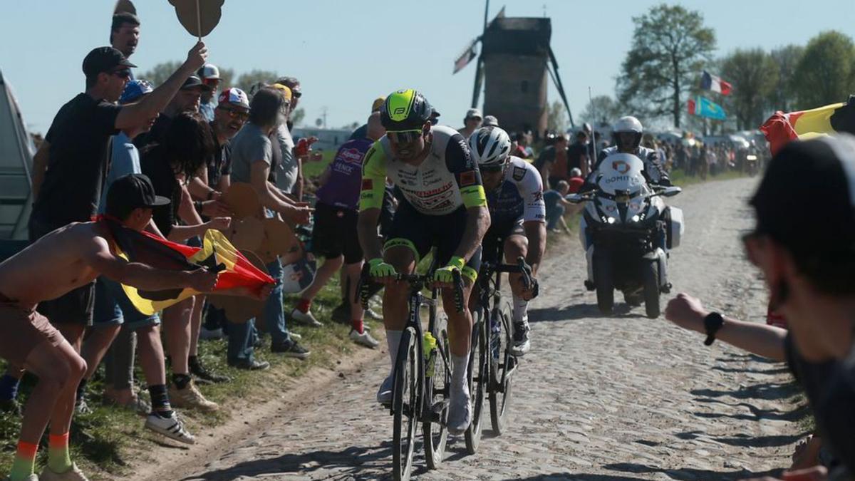 Dos ciclistas, en los adoquines.