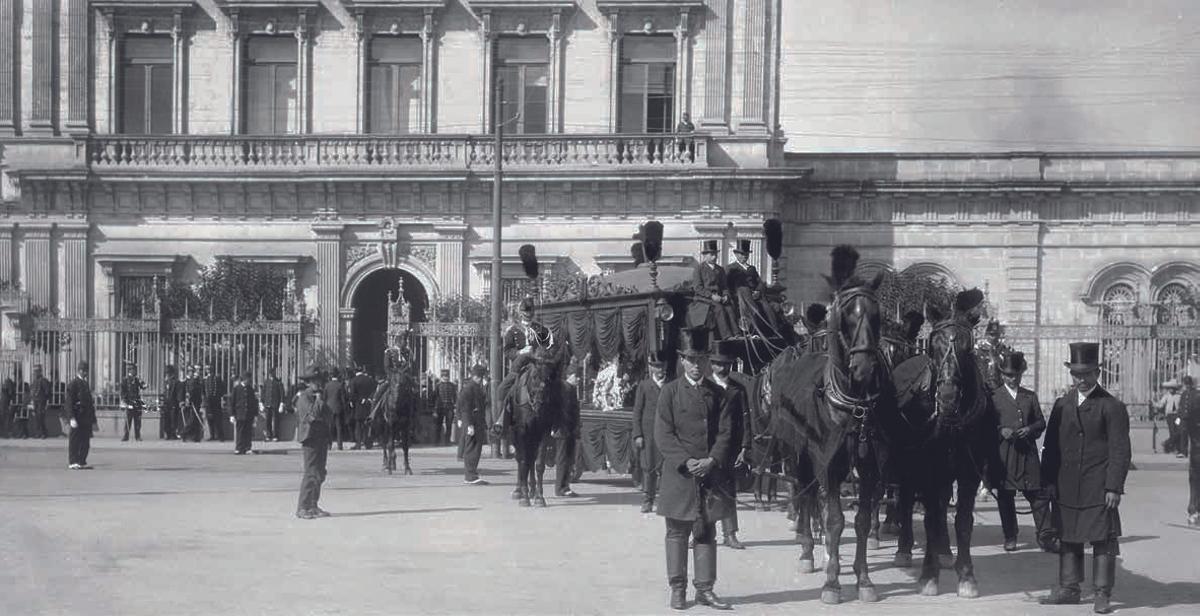 El cortejo fúnebre en 1912 del destacado escritor, historiador, periodista, poeta, político y filósofo mexicano Justo Sierra, del que se encargó la agencia Gayosso.