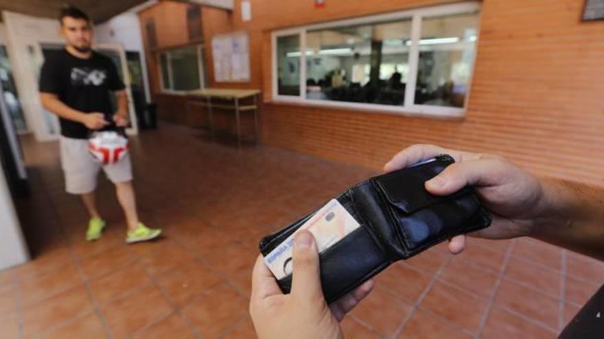 Un usuario que esperaba ayer en la Comisaría de Elche para renovar su Documento Nacional de Identidad.