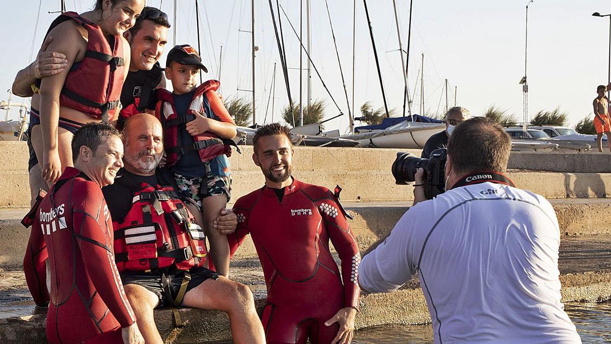 En la sessió fotogràfica de Roses, feta al Club Nàutic, els bombers i els nens es van remullar | EDUARD MARTÍ