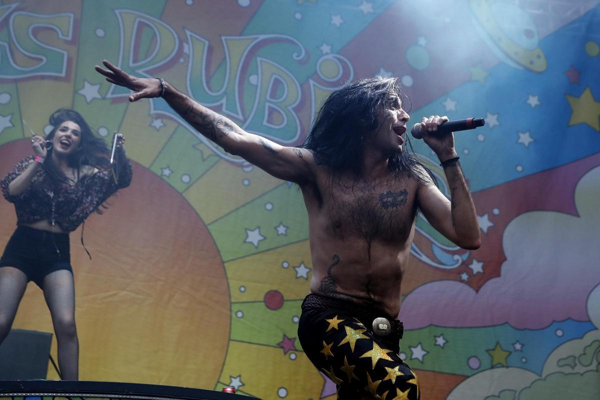 Mario Vaquerizo y las Nancys Rubias en una actuación.