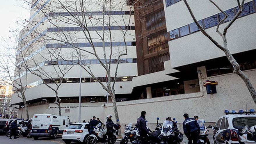 La mujer del inspector de Policía detenido niega que la haya maltratado