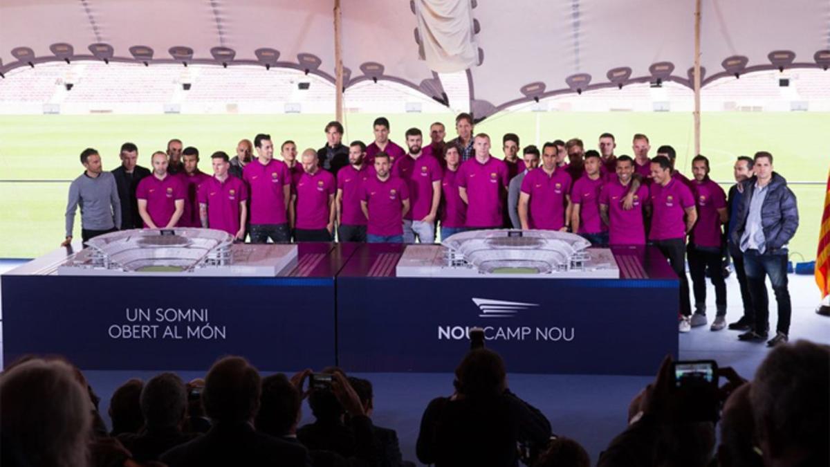 La plantilla del Barça posó con la nueva maqueta del Nou Camp Nou