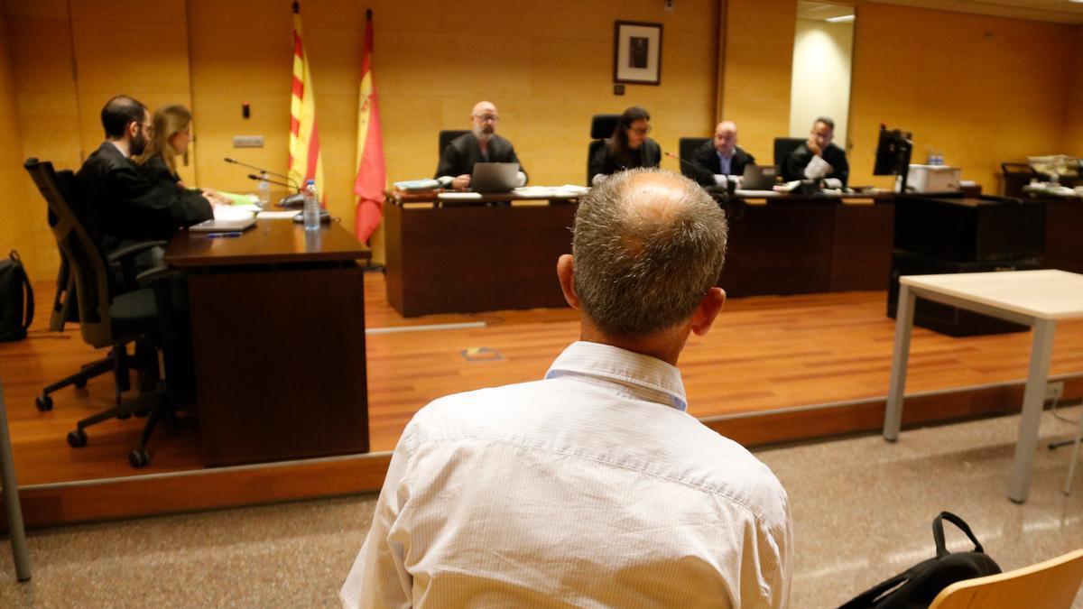 D'esquenes, l'acusat d'agredir sexualment la neboda a la Cerdanya