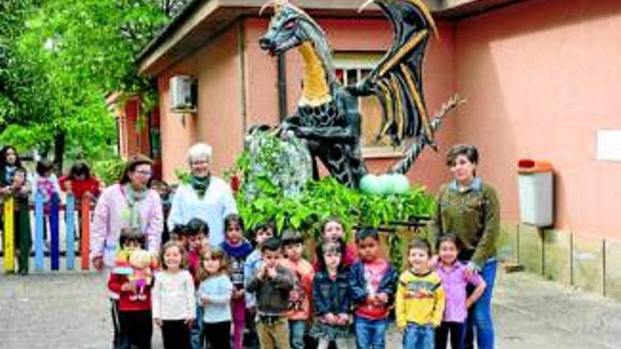 Los alumnos del colegio Pizarro de Cáceres se suman a la fiesta de San Jorge