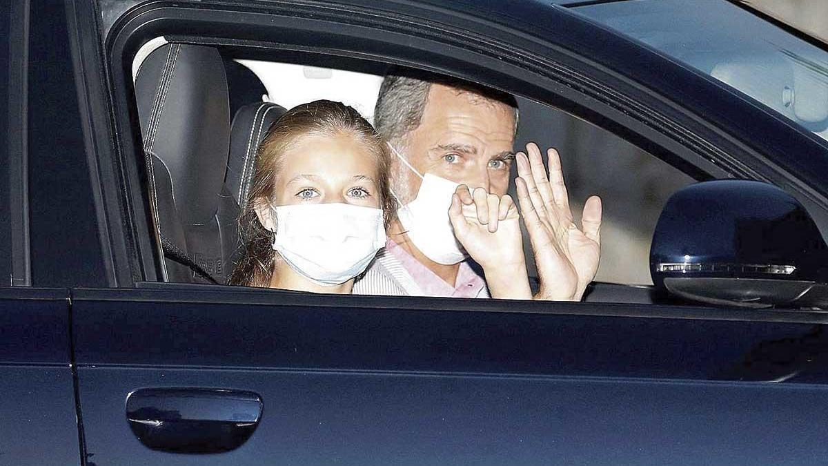 El rey Felipe VI y la princesa Leonor, la heredera del trono, el viernes a su llegada a Marivent.